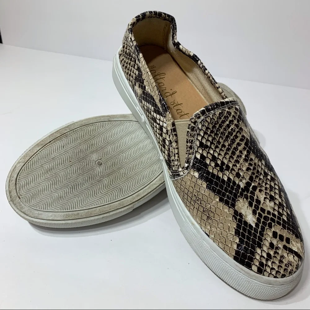 Adorable EUC Altar’d‎ State snakeskin print loafers